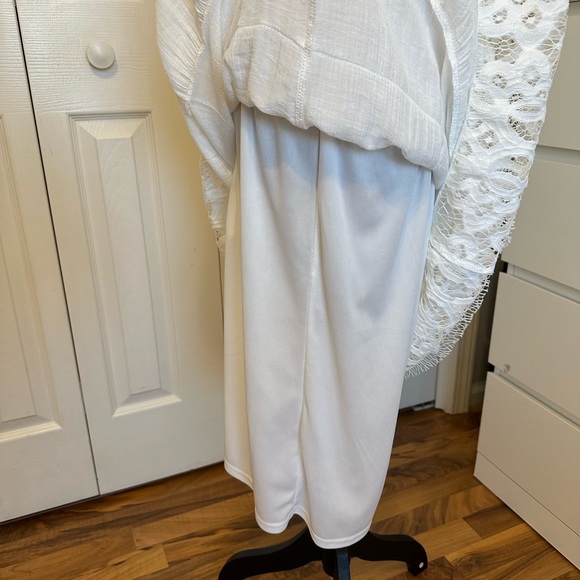 White Maxi Dress with Lace Detail Size PXL - Picture 7 of 10